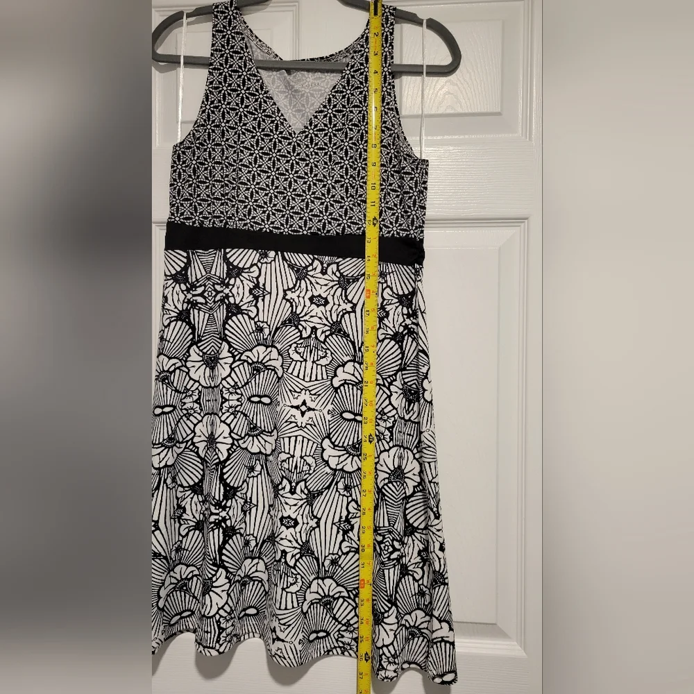 Black & White Sleeveless Lola Dress- Size M - Picture 9 of 9
